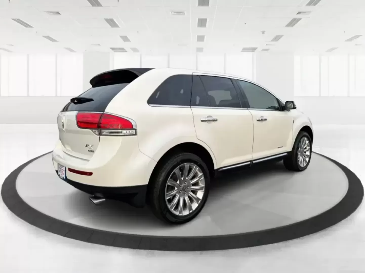 2014 Lincoln MKX Base (2LMDJ8JK2EB) with an 3.7L V6 DOHC 24V engine, 6-Speed Automatic transmission, located at 1230 East Main St, Xenia, OH, 45385, (937) 908-9800, 39.688026, -83.910172 - **Unleash Your Adventures with This 2014 Lincoln MKX at Advantage Car and Credit - Moraine!**<br /> <br /> Are you ready to elevate your driving experience? Whether you're commuting through the bustling roads of Moraine or embarking on weekend getaways to nearby attractions like the beautiful Dayton - Photo#2