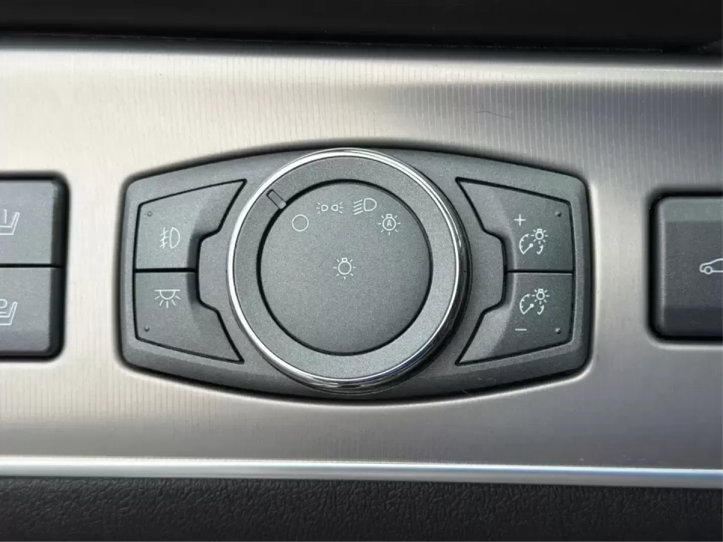 2014 Lincoln MKX Base (2LMDJ8JK2EB) with an 3.7L V6 DOHC 24V engine, 6-Speed Automatic transmission, located at 1230 East Main St, Xenia, OH, 45385, (937) 908-9800, 39.688026, -83.910172 - **Unleash Your Adventures with This 2014 Lincoln MKX at Advantage Car and Credit - Moraine!**<br /> <br /> Are you ready to elevate your driving experience? Whether you're commuting through the bustling roads of Moraine or embarking on weekend getaways to nearby attractions like the beautiful Dayton - Photo#17