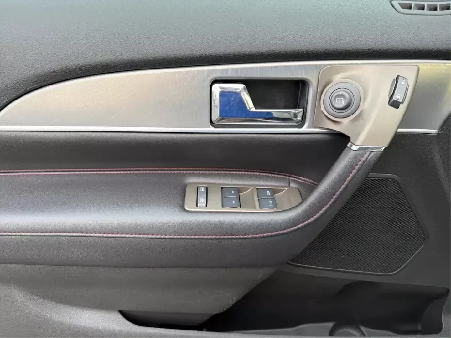 2014 Lincoln MKX Base (2LMDJ8JK2EB) with an 3.7L V6 DOHC 24V engine, 6-Speed Automatic transmission, located at 1230 East Main St, Xenia, OH, 45385, (937) 908-9800, 39.688026, -83.910172 - **Unleash Your Adventures with This 2014 Lincoln MKX at Advantage Car and Credit - Moraine!**<br /> <br /> Are you ready to elevate your driving experience? Whether you're commuting through the bustling roads of Moraine or embarking on weekend getaways to nearby attractions like the beautiful Dayton - Photo#19