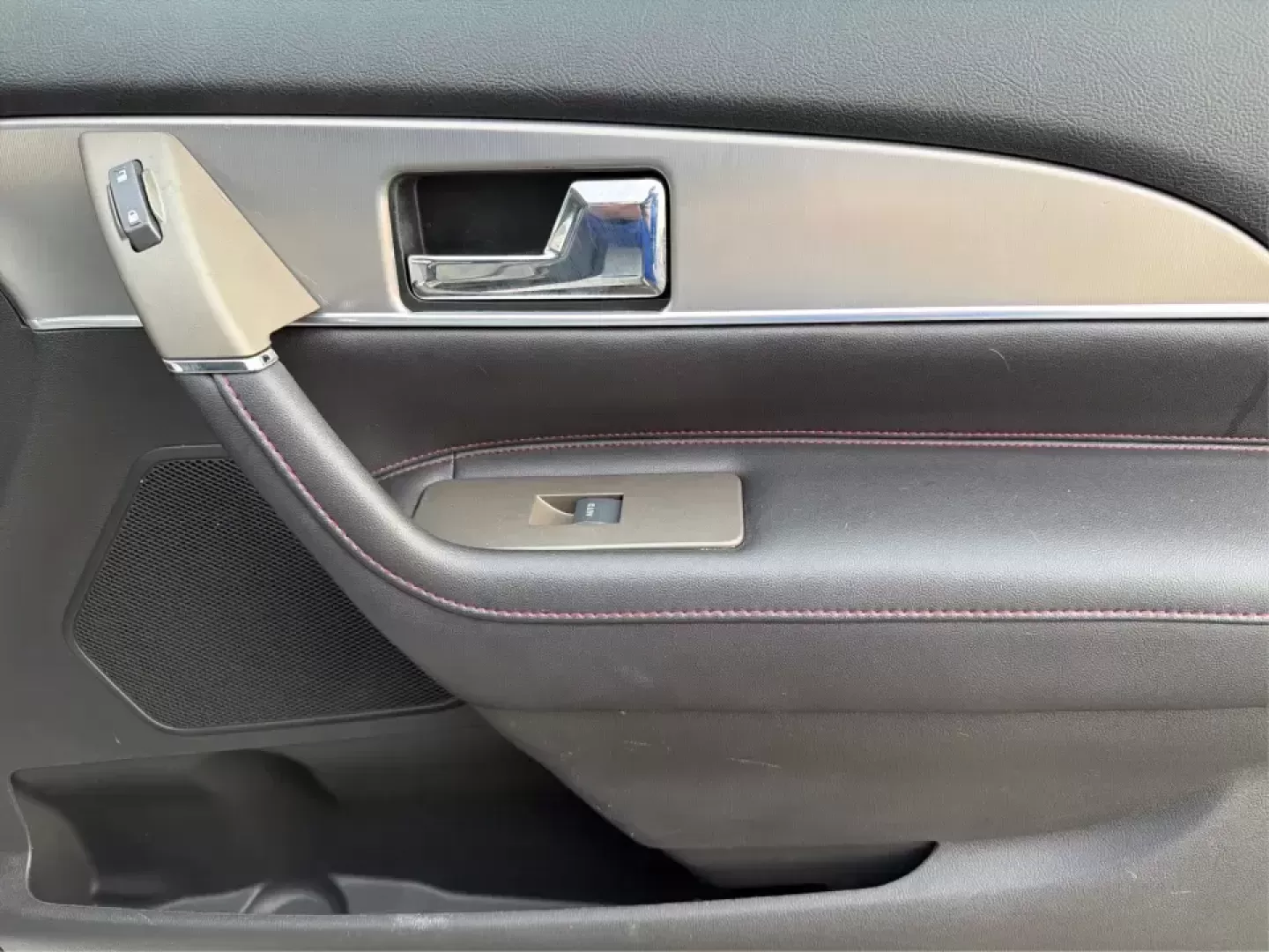 2014 Lincoln MKX Base (2LMDJ8JK2EB) with an 3.7L V6 DOHC 24V engine, 6-Speed Automatic transmission, located at 1230 East Main St, Xenia, OH, 45385, (937) 908-9800, 39.688026, -83.910172 - **Unleash Your Adventures with This 2014 Lincoln MKX at Advantage Car and Credit - Moraine!**<br /> <br /> Are you ready to elevate your driving experience? Whether you're commuting through the bustling roads of Moraine or embarking on weekend getaways to nearby attractions like the beautiful Dayton - Photo#20