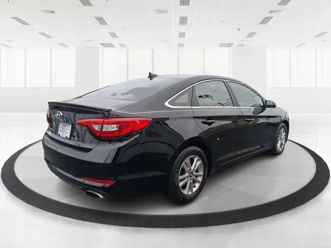 2017 Hyundai Sonata SE (5NPE24AF5HH) with an 2.4L I-4 gasoline direct injection engine, located at 1951 S Dayton Lakeview Rd., New Carlisle, OH, 45344, (937) 908-9800, 39.890999, -84.050255 - 2017 Hyundai Sonata SE - Photo#2