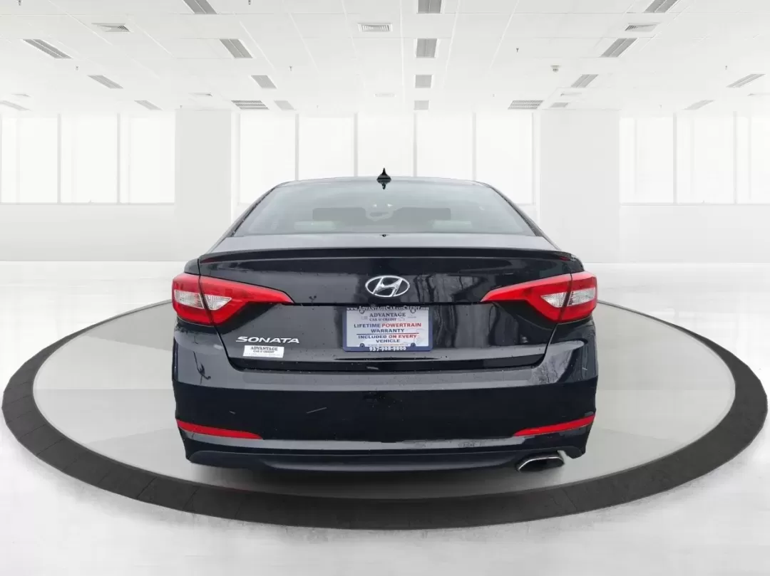 2017 Hyundai Sonata SE (5NPE24AF5HH) with an 2.4L I-4 gasoline direct injection engine, located at 1951 S Dayton Lakeview Rd., New Carlisle, OH, 45344, (937) 908-9800, 39.890999, -84.050255 - 2017 Hyundai Sonata SE - Photo#3