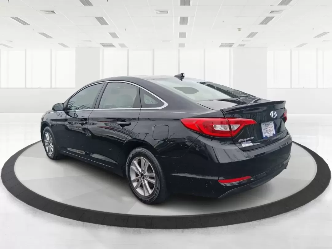 2017 Hyundai Sonata SE (5NPE24AF5HH) with an 2.4L I-4 gasoline direct injection engine, located at 1951 S Dayton Lakeview Rd., New Carlisle, OH, 45344, (937) 908-9800, 39.890999, -84.050255 - 2017 Hyundai Sonata SE - Photo#4