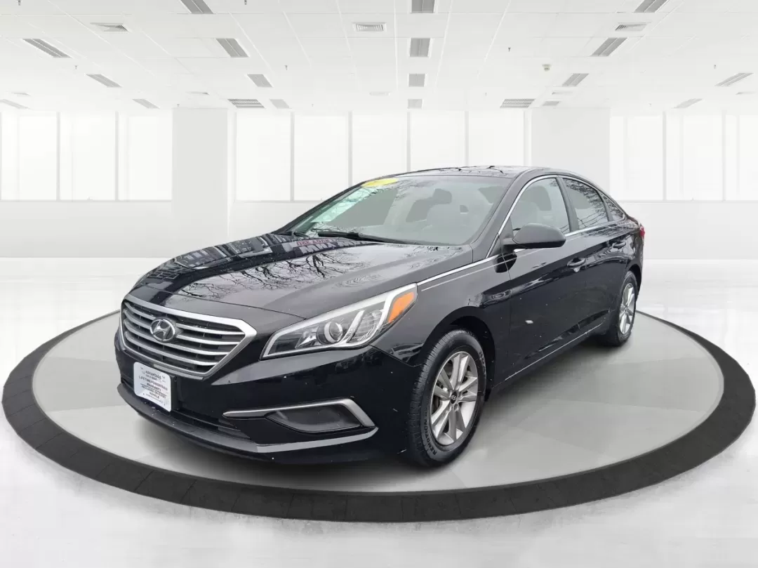 2017 Hyundai Sonata SE (5NPE24AF5HH) with an 2.4L I-4 gasoline direct injection engine, located at 1951 S Dayton Lakeview Rd., New Carlisle, OH, 45344, (937) 908-9800, 39.890999, -84.050255 - 2017 Hyundai Sonata SE - Photo#8