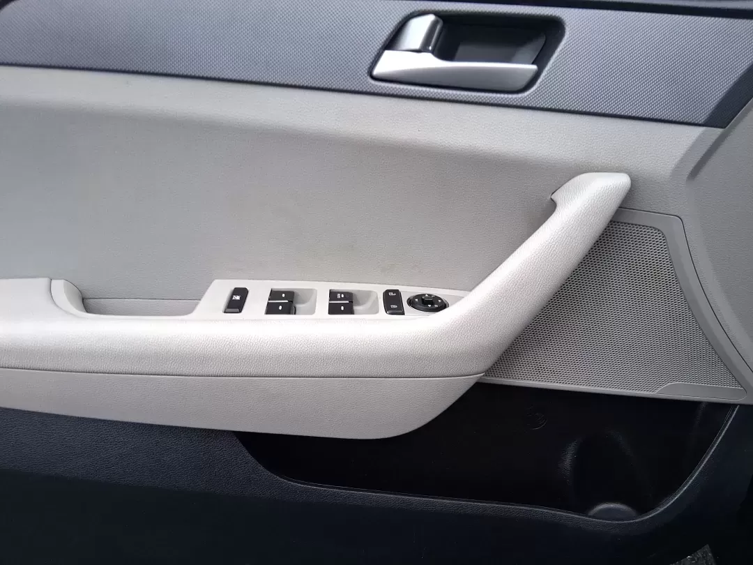 2017 Hyundai Sonata SE (5NPE24AF5HH) with an 2.4L I-4 gasoline direct injection engine, located at 1951 S Dayton Lakeview Rd., New Carlisle, OH, 45344, (937) 908-9800, 39.890999, -84.050255 - 2017 Hyundai Sonata SE - Photo#17