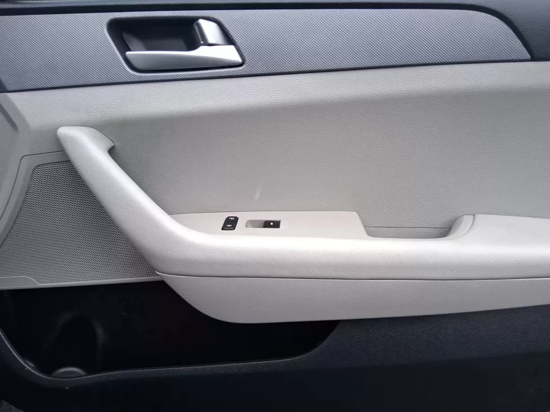 2017 Hyundai Sonata SE (5NPE24AF5HH) with an 2.4L I-4 gasoline direct injection engine, located at 1951 S Dayton Lakeview Rd., New Carlisle, OH, 45344, (937) 908-9800, 39.890999, -84.050255 - 2017 Hyundai Sonata SE - Photo#18