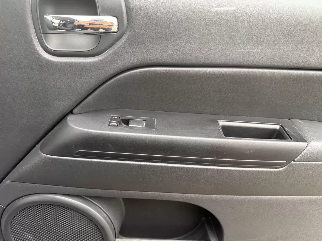 2014 Jeep Patriot Latitude (1C4NJRFB0ED) with an 2.4L I-4 DOHC engine, located at 1099 N County Rd 25A , Troy, OH, 45373, (937) 908-9800, 40.057079, -84.212883 - One Owner - Photo#18