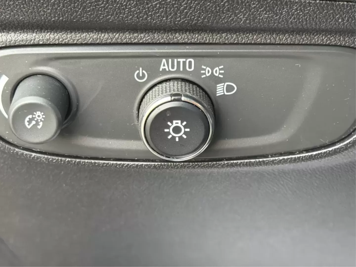 2018 Chevrolet Equinox LT (3GNAXTEX8JS) with an 2L I-4 gasoline direct injection engine, 6A transmission, located at 1230 East Main St, Xenia, OH, 45385, (937) 908-9800, 39.688026, -83.910172 - Are you ready for your next adventure? Whether you're embarking on a weekend getaway with family or tackling the daily commute with style, the 2018 Chevrolet Equinox LT is the perfect companion for all of life's journeys. This SUV, available at Advantage Car and Credit in Xenia, OH, combines versati - Photo#17