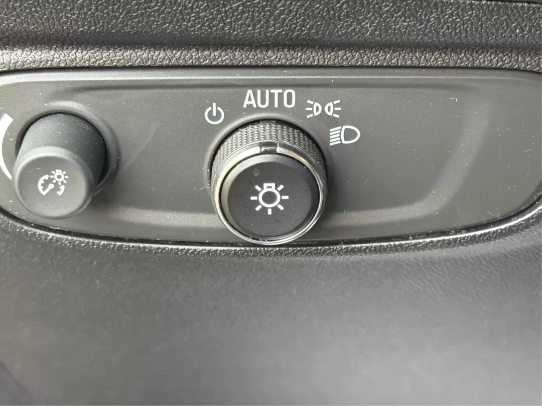 2018 Chevrolet Equinox LT (3GNAXTEX8JS) with an 2L I-4 gasoline direct injection engine, located at 1230 East Main St, Xenia, OH, 45385, (937) 908-9800, 39.688026, -83.910172 - 2018 Chevrolet Equinox LT - Photo#16