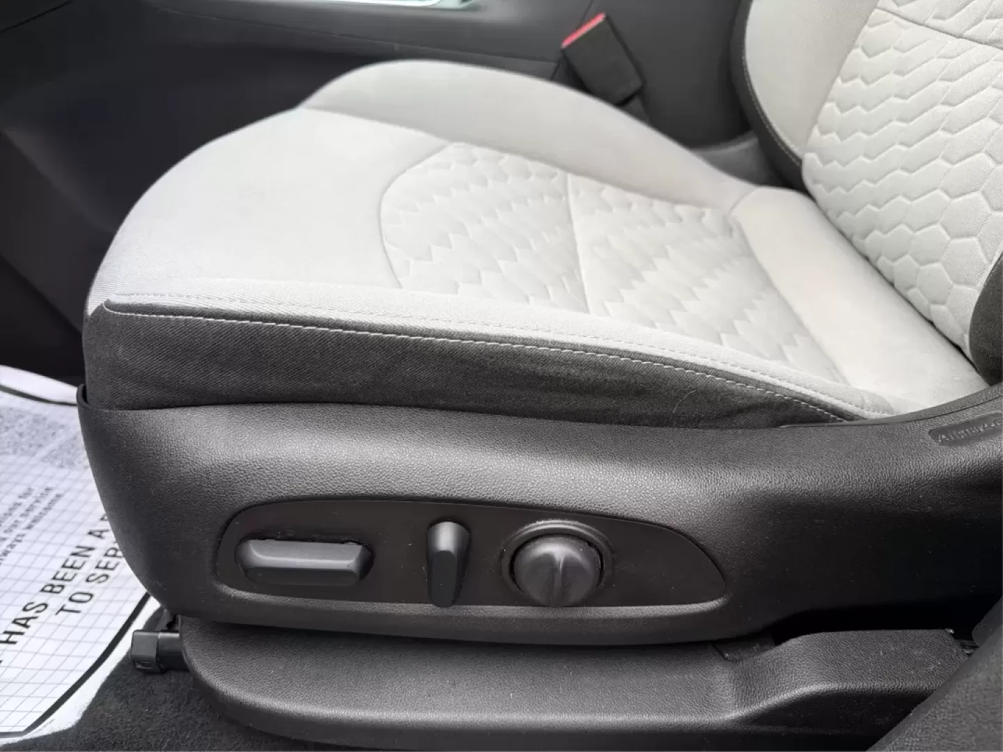 2018 Chevrolet Equinox LT (3GNAXTEX8JS) with an 2L I-4 gasoline direct injection engine, 6A transmission, located at 1230 East Main St, Xenia, OH, 45385, (937) 908-9800, 39.688026, -83.910172 - Are you ready for your next adventure? Whether you're embarking on a weekend getaway with family or tackling the daily commute with style, the 2018 Chevrolet Equinox LT is the perfect companion for all of life's journeys. This SUV, available at Advantage Car and Credit in Xenia, OH, combines versati - Photo#18