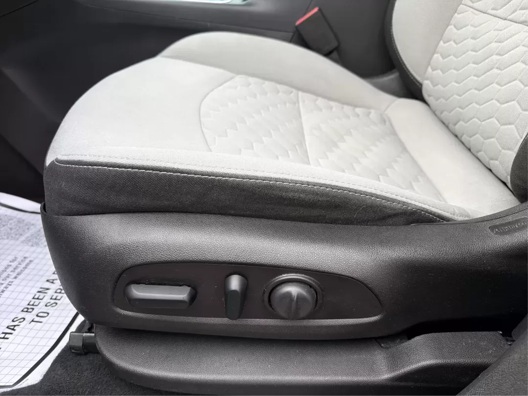 2018 Chevrolet Equinox LT (3GNAXTEX8JS) with an 2L I-4 gasoline direct injection engine, located at 1230 East Main St, Xenia, OH, 45385, (937) 908-9800, 39.688026, -83.910172 - 2018 Chevrolet Equinox LT - Photo#17