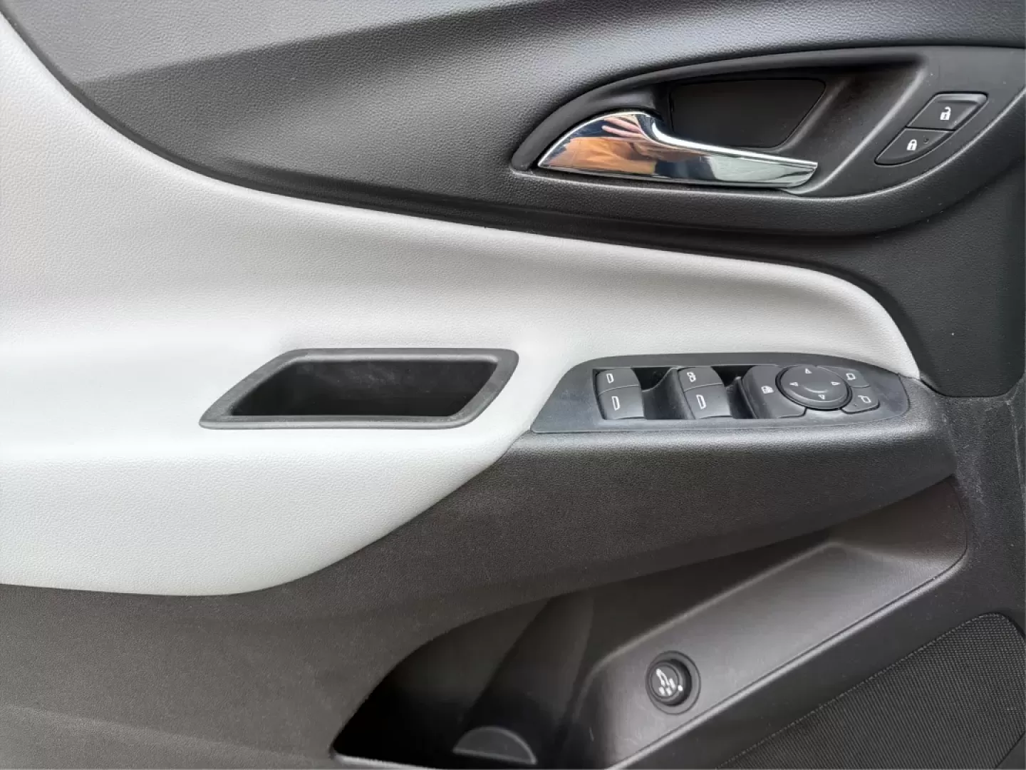 2018 Chevrolet Equinox LT (3GNAXTEX8JS) with an 2L I-4 gasoline direct injection engine, 6A transmission, located at 1230 East Main St, Xenia, OH, 45385, (937) 908-9800, 39.688026, -83.910172 - Are you ready for your next adventure? Whether you're embarking on a weekend getaway with family or tackling the daily commute with style, the 2018 Chevrolet Equinox LT is the perfect companion for all of life's journeys. This SUV, available at Advantage Car and Credit in Xenia, OH, combines versati - Photo#19