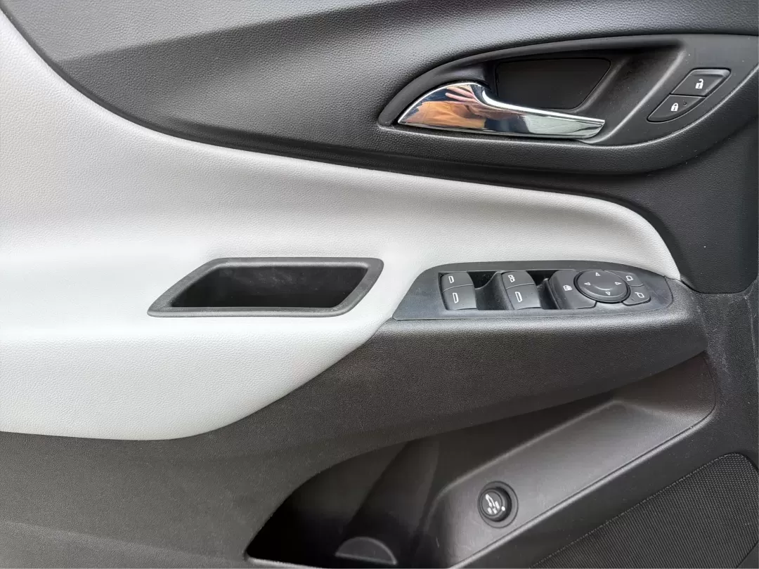 2018 Chevrolet Equinox LT (3GNAXTEX8JS) with an 2L I-4 gasoline direct injection engine, located at 1230 East Main St, Xenia, OH, 45385, (937) 908-9800, 39.688026, -83.910172 - 2018 Chevrolet Equinox LT - Photo#18