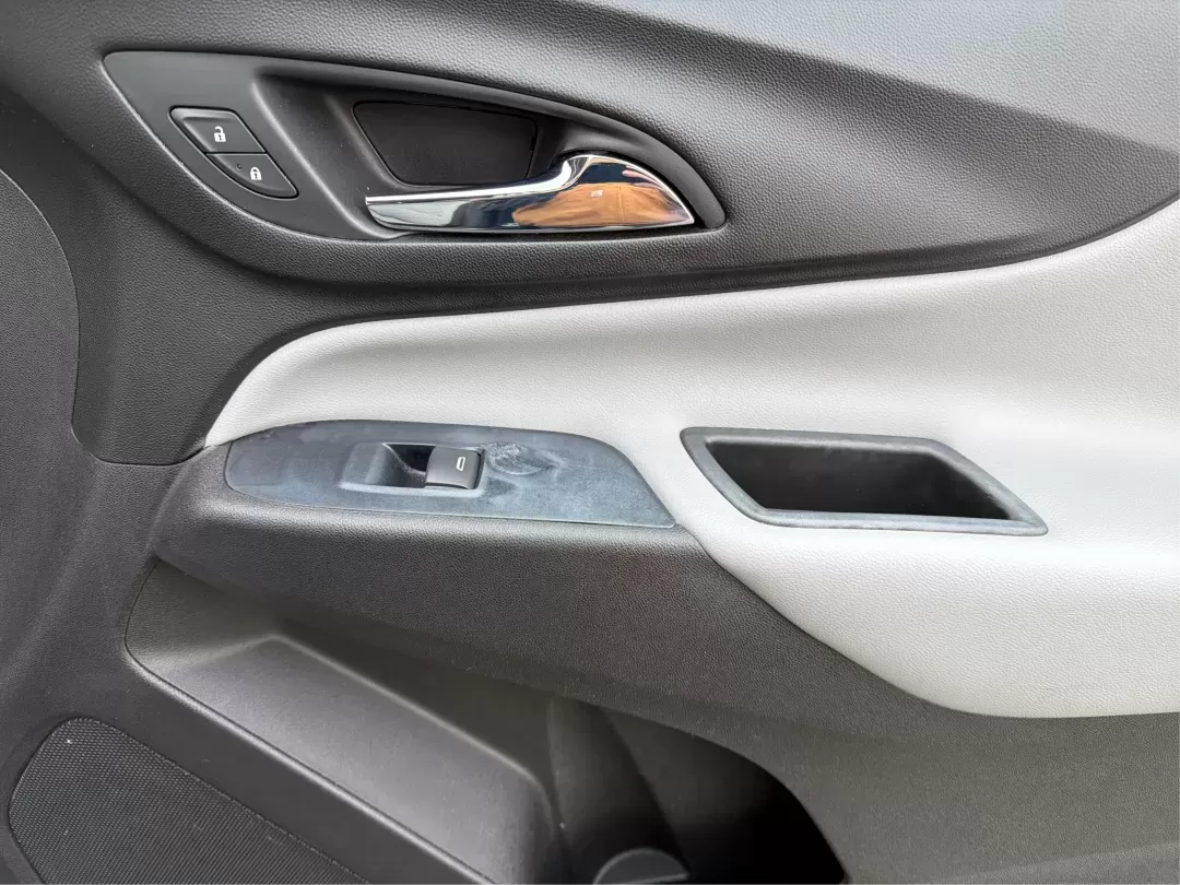 2018 Chevrolet Equinox LT (3GNAXTEX8JS) with an 2L I-4 gasoline direct injection engine, located at 1230 East Main St, Xenia, OH, 45385, (937) 908-9800, 39.688026, -83.910172 - 2018 Chevrolet Equinox LT - Photo#19