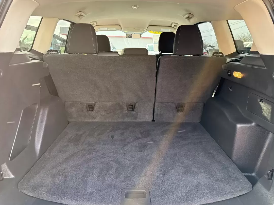 2018 Ford Escape SE (1FMCU9GD6JU) with an Other engine, located at 8750 N County Rd 25A, Piqua, OH, 45356, (937) 908-9800, 40.164391, -84.232513 - Are you looking for the perfect vehicle that can handle your busy lifestyle while keeping you comfortable and safe? Look no further than this 2018 Ford Escape SE at Advantage Car and Credit in Piqua, OH. This versatile SUV is ideal for families on the go, weekend adventurers, and even commuters who - Photo#12