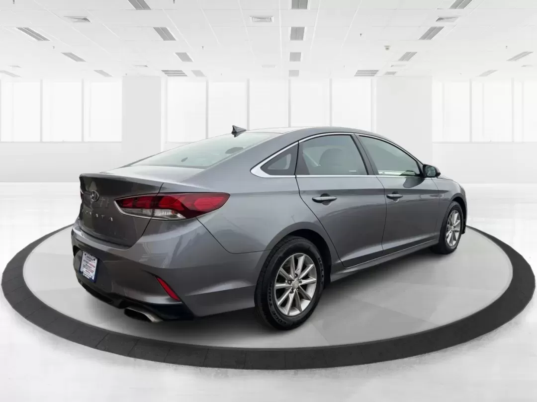 2018 Hyundai Sonata SE (5NPE24AF8JH) with an 2.4L I-4 gasoline direct injection engine, located at 8750 N County Rd 25A, Piqua, OH, 45356, (937) 908-9800, 40.164391, -84.232513 - **Elevate Your Daily Drive with the 2018 Hyundai Sonata SE Perfect for Commuters and Families Alike!**<br /> <br /> Are you looking for a reliable and stylish sedan that fits seamlessly into your busy lifestyle? Look no further than the 2018 Hyundai Sonata SE, available now at Advantage Car and Cre - Photo#2