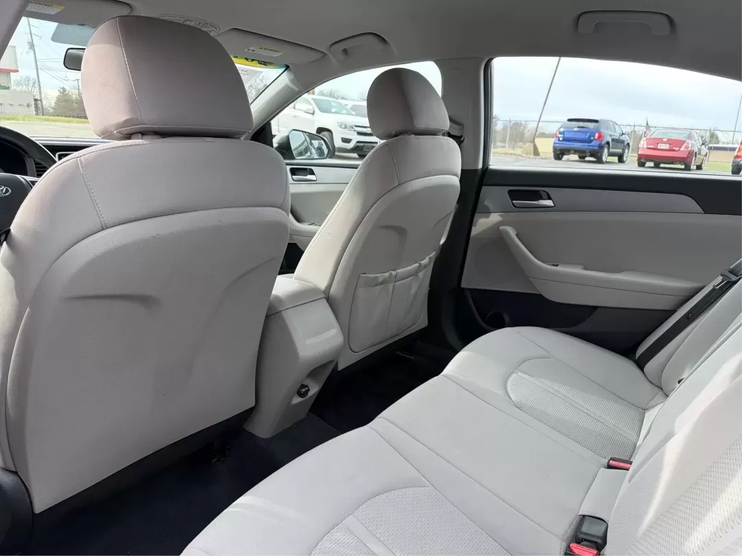 2018 Hyundai Sonata SE (5NPE24AF8JH) with an 2.4L I-4 gasoline direct injection engine, located at 8750 N County Rd 25A, Piqua, OH, 45356, (937) 908-9800, 40.164391, -84.232513 - **Elevate Your Daily Drive with the 2018 Hyundai Sonata SE Perfect for Commuters and Families Alike!**<br /> <br /> Are you looking for a reliable and stylish sedan that fits seamlessly into your busy lifestyle? Look no further than the 2018 Hyundai Sonata SE, available now at Advantage Car and Cre - Photo#10