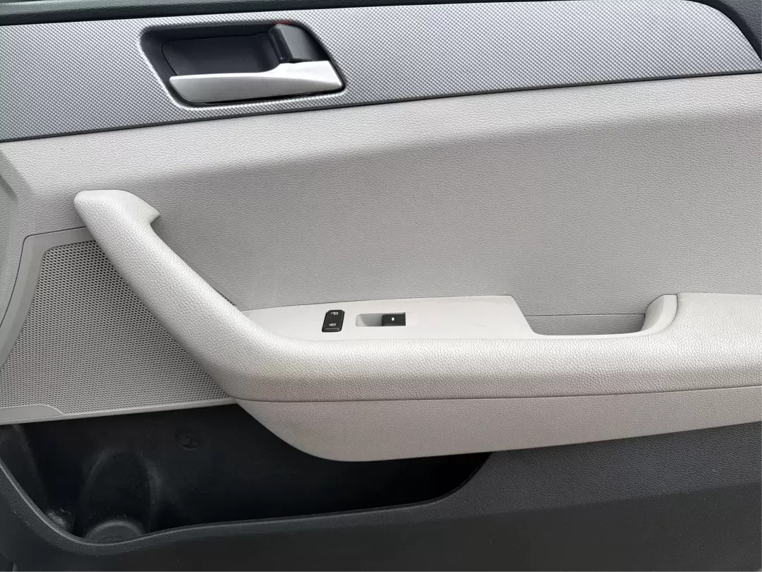 2018 Hyundai Sonata SE (5NPE24AF8JH) with an 2.4L I-4 gasoline direct injection engine, located at 8750 N County Rd 25A, Piqua, OH, 45356, (937) 908-9800, 40.164391, -84.232513 - **Elevate Your Daily Drive with the 2018 Hyundai Sonata SE Perfect for Commuters and Families Alike!**<br /> <br /> Are you looking for a reliable and stylish sedan that fits seamlessly into your busy lifestyle? Look no further than the 2018 Hyundai Sonata SE, available now at Advantage Car and Cre - Photo#16