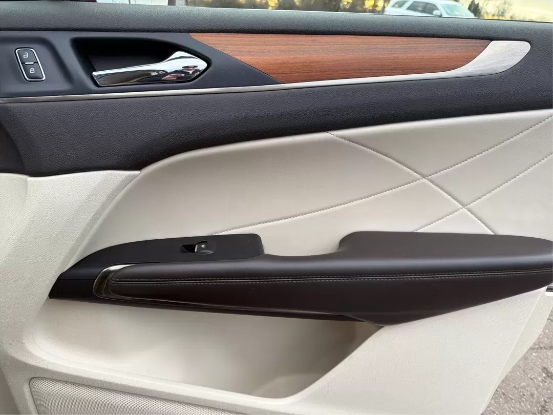 2016 Lincoln MKC Reserve (5LMCJ3D91GU) with an Other engine, located at 8750 N County Rd 25A, Piqua, OH, 45356, (937) 908-9800, 40.164391, -84.232513 - **Discover the Perfect Blend of Luxury and Functionality with the 2016 Lincoln MKC Reserve at Advantage Car and Credit - Piqua**<br /> <br /> Are you searching for a vehicle that seamlessly blends sophisticated style with everyday practicality? Look no further than the 2016 Lincoln MKC Reserve, avai - Photo#20