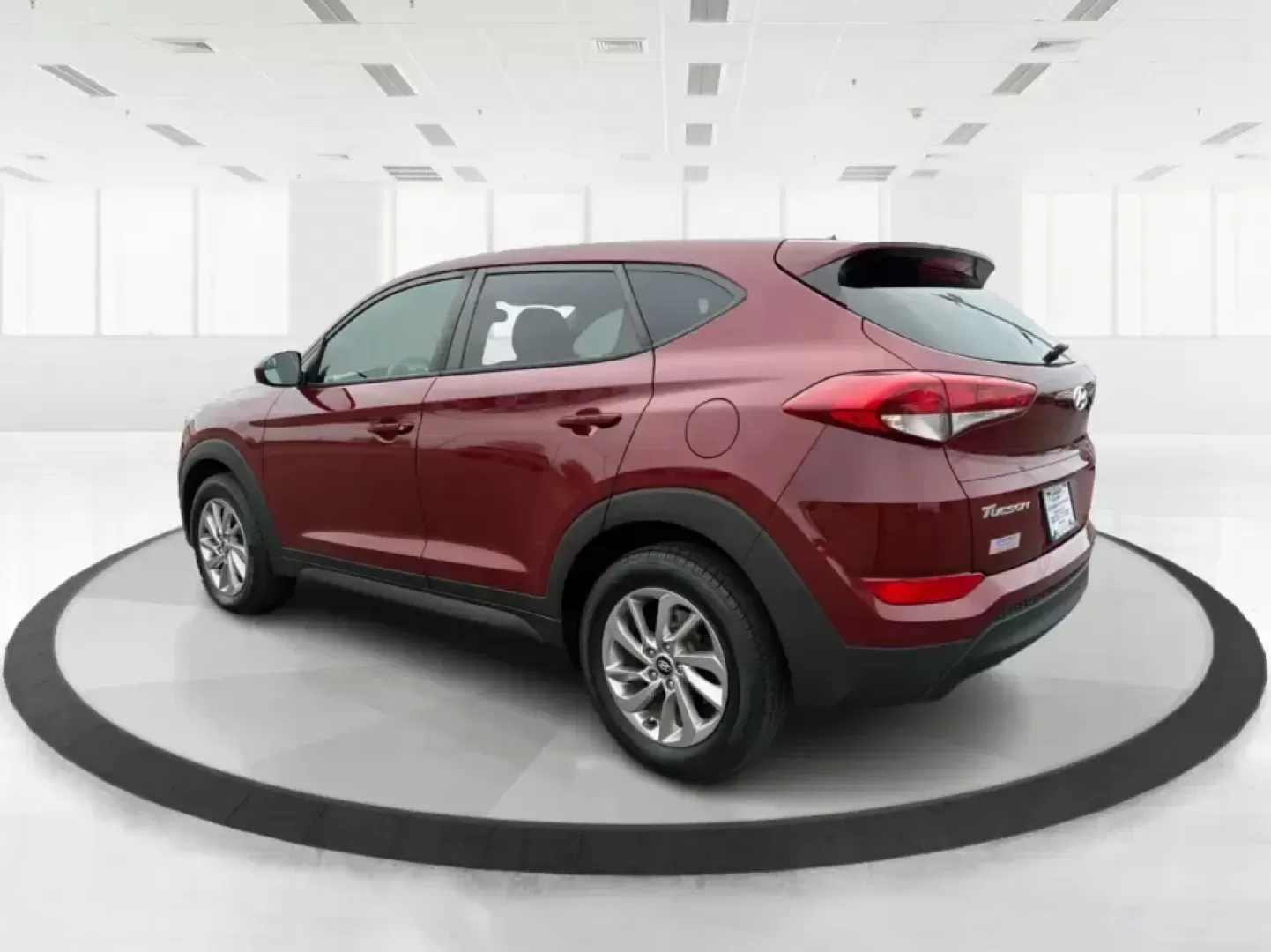 2018 Hyundai Tucson SE (KM8J23A42JU) with an Nu 2L I-4 gasoline direct injection engine, 6A transmission, located at 8750 N County Rd 25A, Piqua, OH, 45356, (937) 908-9800, 40.164391, -84.232513 - **Explore the Open Road with the 2018 Hyundai Tucson at Advantage Car and Credit Piqua, OH**<br /> <br /> Are you ready to elevate your driving experience? Whether you're a growing family in need of extra space, a daily commuter looking for efficiency, or an adventure seeker craving weekend road tr - Photo#4