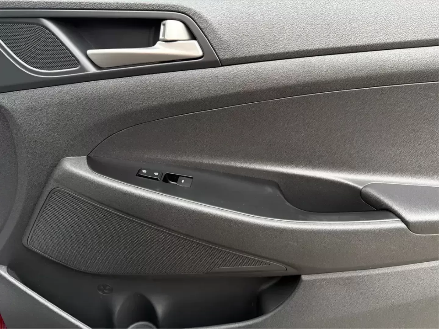 2018 Hyundai Tucson SE (KM8J23A42JU) with an Nu 2L I-4 gasoline direct injection engine, 6A transmission, located at 8750 N County Rd 25A, Piqua, OH, 45356, (937) 908-9800, 40.164391, -84.232513 - **Explore the Open Road with the 2018 Hyundai Tucson at Advantage Car and Credit Piqua, OH**<br /> <br /> Are you ready to elevate your driving experience? Whether you're a growing family in need of extra space, a daily commuter looking for efficiency, or an adventure seeker craving weekend road tr - Photo#18