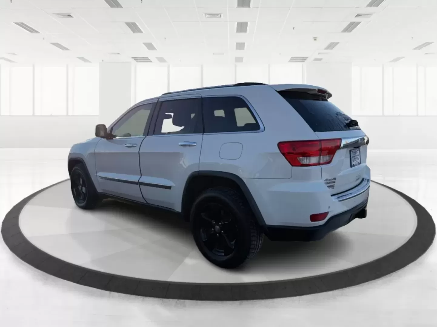 2011 Jeep Grand Cherokee Limited (1J4RR5GG7BC) with an Other engine, located at 1951 S Dayton Lakeview Rd., New Carlisle, OH, 45344, (937) 908-9800, 39.890999, -84.050255 - **Experience the Ultimate Adventure with This 2011 Jeep Grand Cherokee Limited!**<br /> <br /> Are you ready to elevate your weekend adventures and daily commutes? The 2011 Jeep Grand Cherokee Limited is designed for those who crave both versatility and luxury, making it the perfect choice for famil - Photo#4