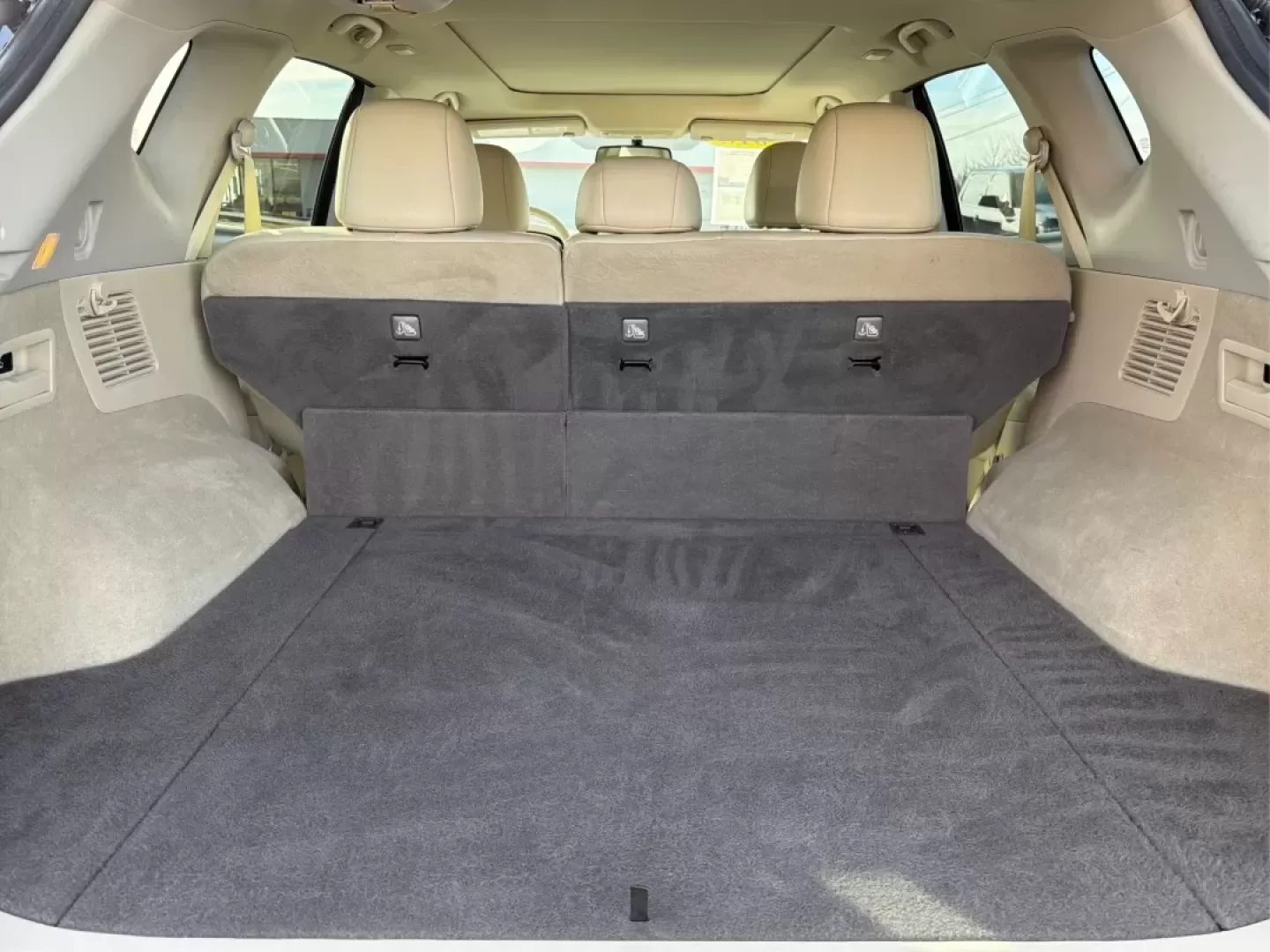 2018 Nissan Murano Platinum (5N1AZ2MGXJN) with an 3.5L V-6 DOHC engine, CVT transmission, located at 880 E. National Road, Vandalia, OH, 45377, (937) 908-9800, 39.891918, -84.183594 - **Adventure Awaits with the 2018 Nissan Murano Platinum at Advantage Car and Credit - Vandalia!**<br /> <br /> Are you ready to elevate your driving experience while enjoying the perfect blend of style, comfort, and reliability? The 2018 Nissan Murano Platinum is not just a vehicle; it's the key to - Photo#12