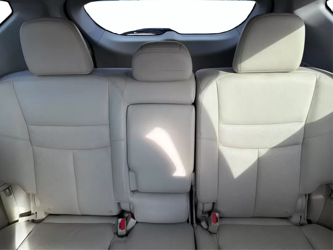 2018 Nissan Murano Platinum (5N1AZ2MGXJN) with an 3.5L V-6 DOHC engine, located at 880 E. National Road, Vandalia, OH, 45377, (937) 908-9800, 39.891918, -84.183594 - **Adventure Awaits with the 2018 Nissan Murano Platinum at Advantage Car and Credit - Vandalia!**<br /> <br /> Are you ready to elevate your driving experience while enjoying the perfect blend of style, comfort, and reliability? The 2018 Nissan Murano Platinum is not just a vehicle; it's the key to - Photo#14