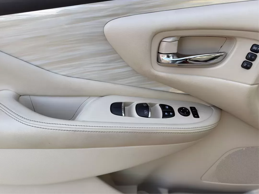 2018 Nissan Murano Platinum (5N1AZ2MGXJN) with an 3.5L V-6 DOHC engine, located at 880 E. National Road, Vandalia, OH, 45377, (937) 908-9800, 39.891918, -84.183594 - **Adventure Awaits with the 2018 Nissan Murano Platinum at Advantage Car and Credit - Vandalia!**<br /> <br /> Are you ready to elevate your driving experience while enjoying the perfect blend of style, comfort, and reliability? The 2018 Nissan Murano Platinum is not just a vehicle; it's the key to - Photo#18