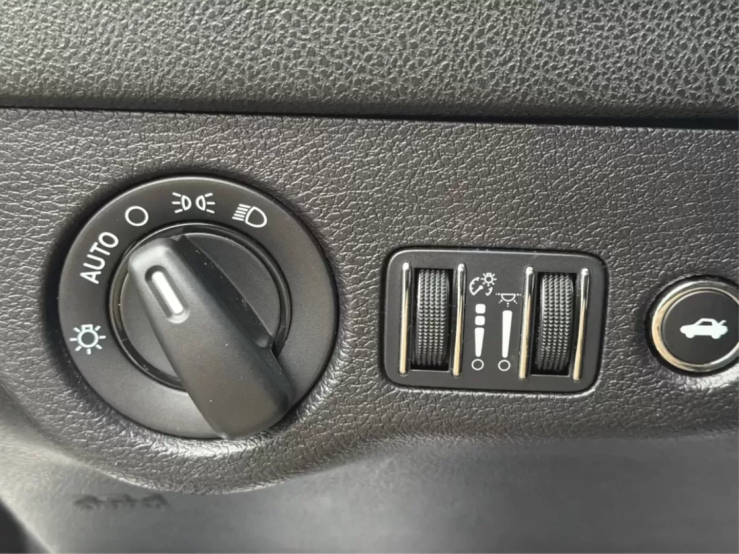 2015 Dodge Charger (2C3CDXBG3FH) with an 3.6L V-6 DOHC engine, located at 1099 N County Rd 25A , Troy, OH, 45373, (937) 908-9800, 40.057079, -84.212883 - Experience the thrill of the open road with the 2015 Dodge Charger SE, a powerful sedan that perfectly balances performance and comfort. This vehicle is an ideal choice for those looking to elevate their daily commute or make unforgettable road trips. Whether you're navigating through the charming s - Photo#17