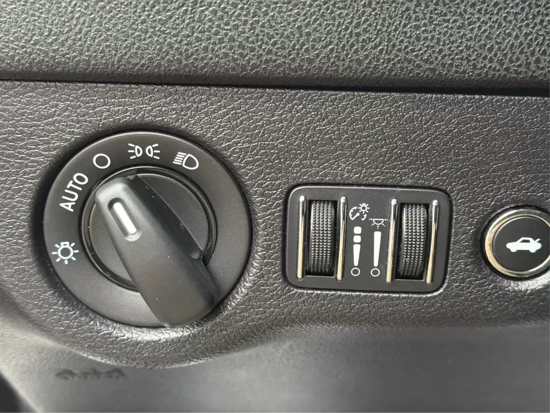 2015 Dodge Charger SE (2C3CDXBG3FH) with an 3.6L V-6 DOHC engine, located at 8750 N County Rd 25A, Piqua, OH, 45356, (937) 908-9800, 40.164391, -84.232513 - Experience the thrill of the open road with the 2015 Dodge Charger SE, a powerful sedan that perfectly balances performance and comfort. This vehicle is an ideal choice for those looking to elevate their daily commute or make unforgettable road trips. Whether you're navigating through the charming s - Photo#17