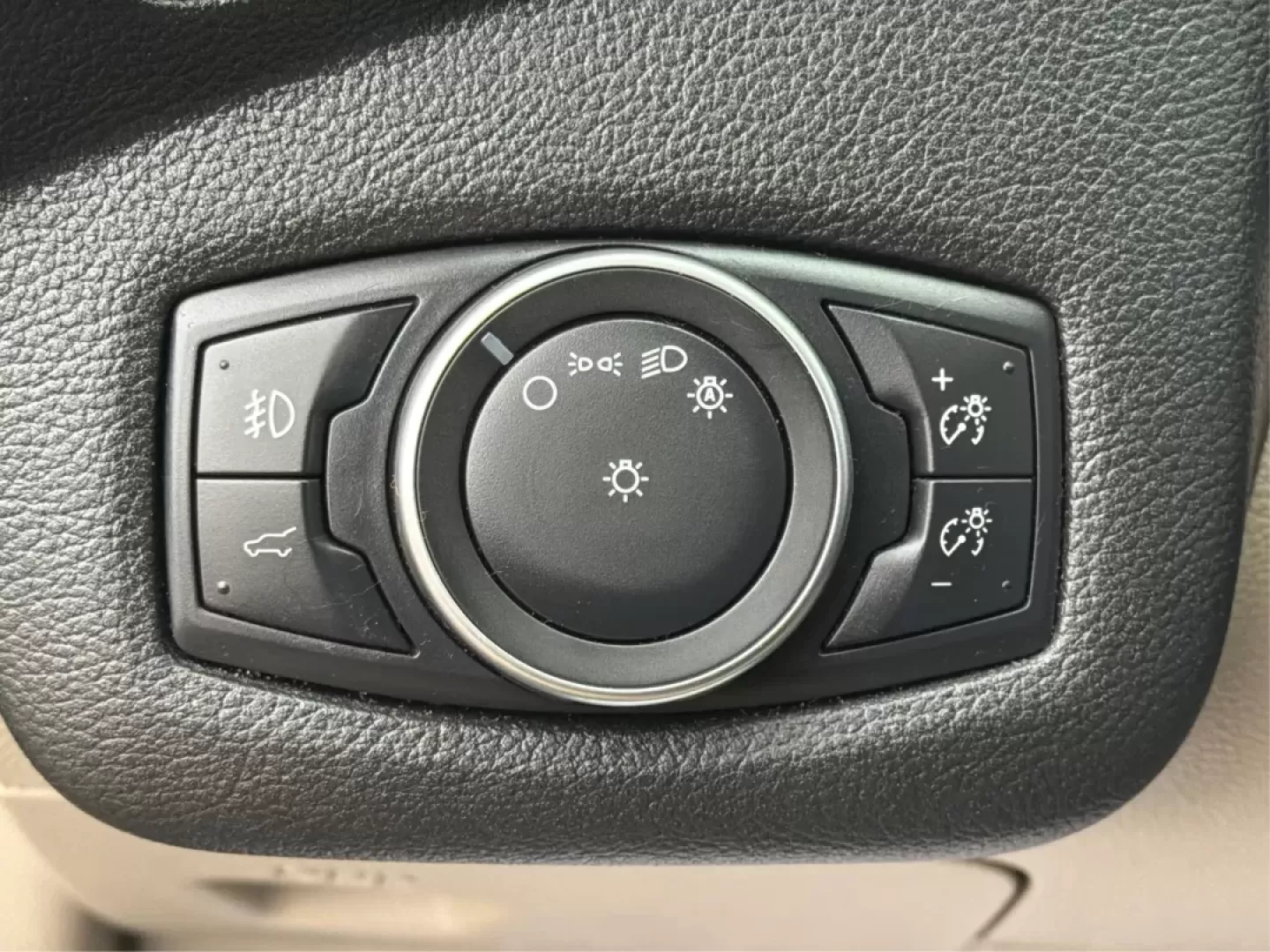 2019 Ford Escape SEL 4WD (1FMCU9HD4KU) with an 1.5L L4 DOHC 16V engine, 6-Speed Automatic transmission, located at 4508 South Dixie Dr, Moraine, OH, 45439, (937) 908-9800, 39.689976, -84.218452 - **Adventure Awaits in the 2019 Ford Escape SEL 4WD: Your Next Family SUV!**<br /> <br /> Embrace the thrill of adventure without compromising comfort and safety with the 2019 Ford Escape SEL 4WD, now available at Advantage Car and Credit - Moraine. Perfect for growing families or anyone seeking a ve - Photo#17