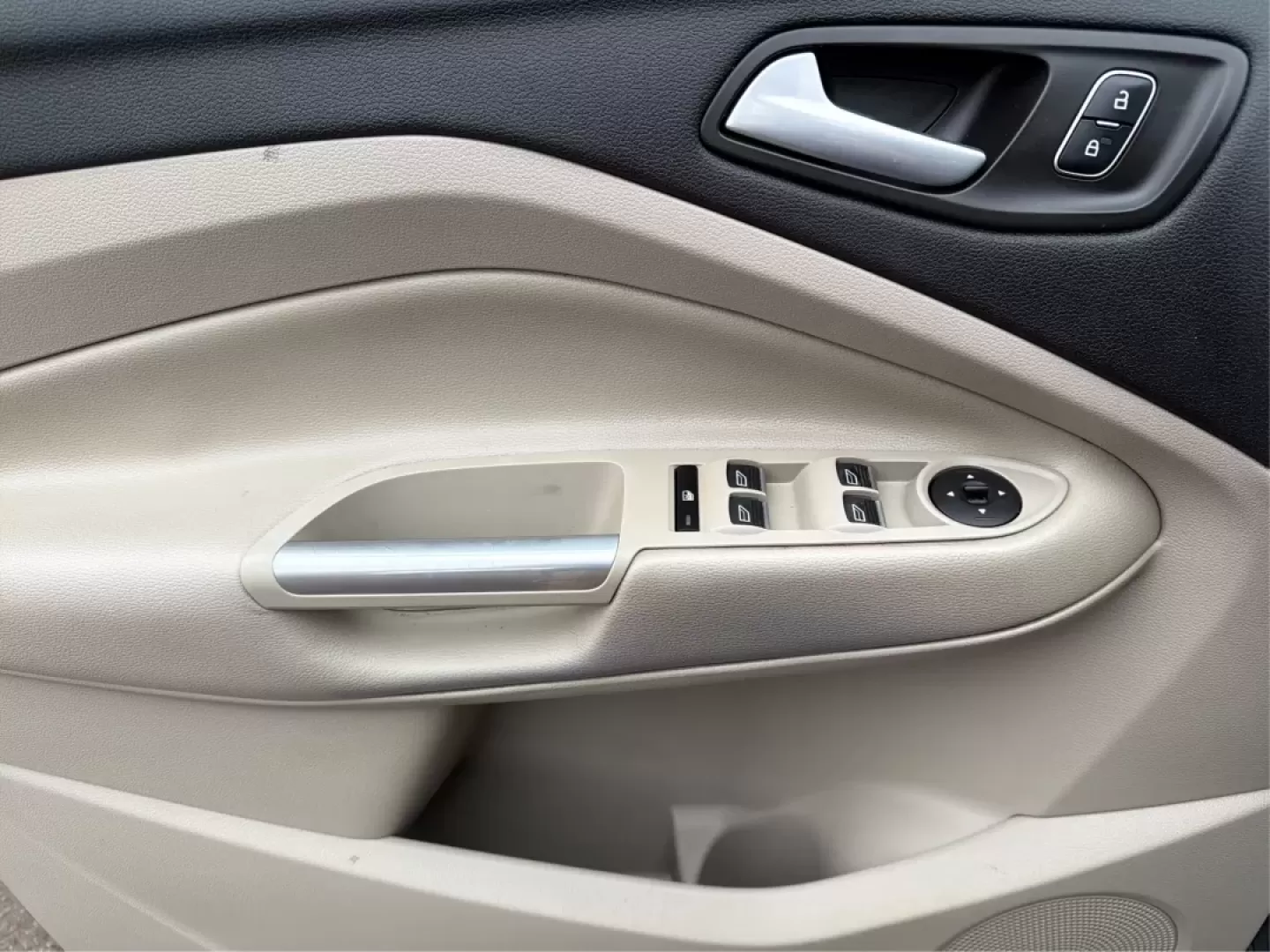 2019 Ford Escape SEL 4WD (1FMCU9HD4KU) with an 1.5L L4 DOHC 16V engine, 6-Speed Automatic transmission, located at 4508 South Dixie Dr, Moraine, OH, 45439, (937) 908-9800, 39.689976, -84.218452 - **Adventure Awaits in the 2019 Ford Escape SEL 4WD: Your Next Family SUV!**<br /> <br /> Embrace the thrill of adventure without compromising comfort and safety with the 2019 Ford Escape SEL 4WD, now available at Advantage Car and Credit - Moraine. Perfect for growing families or anyone seeking a ve - Photo#19