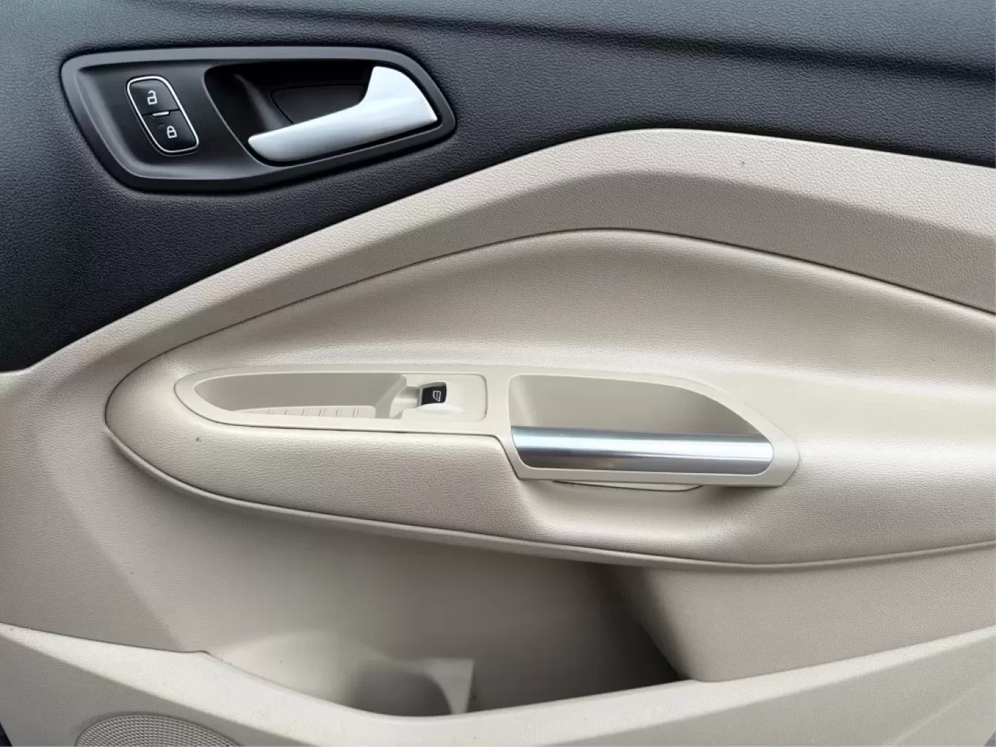 2019 Ford Escape SEL 4WD (1FMCU9HD4KU) with an 1.5L L4 DOHC 16V engine, 6-Speed Automatic transmission, located at 4508 South Dixie Dr, Moraine, OH, 45439, (937) 908-9800, 39.689976, -84.218452 - **Adventure Awaits in the 2019 Ford Escape SEL 4WD: Your Next Family SUV!**<br /> <br /> Embrace the thrill of adventure without compromising comfort and safety with the 2019 Ford Escape SEL 4WD, now available at Advantage Car and Credit - Moraine. Perfect for growing families or anyone seeking a ve - Photo#20