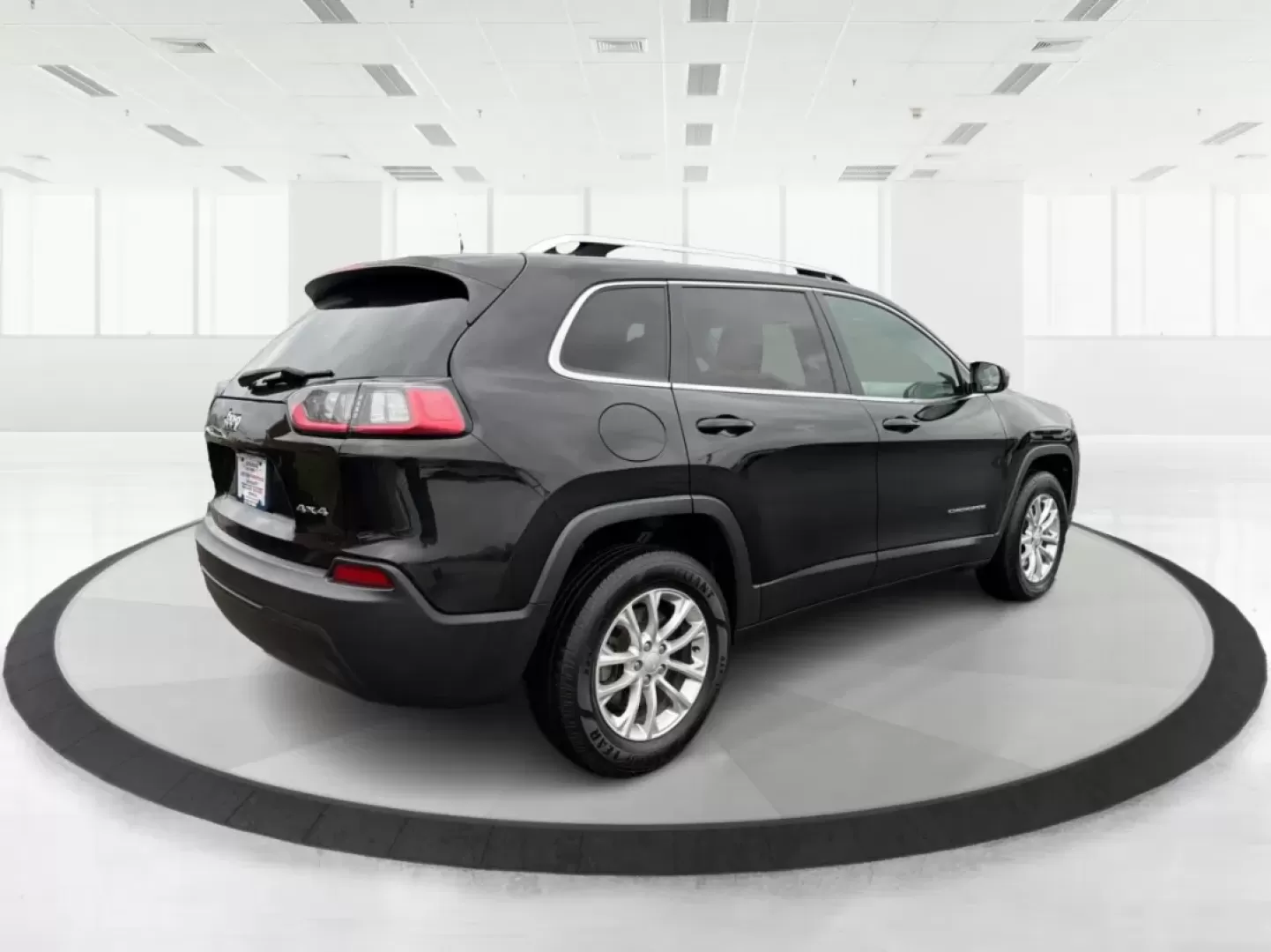 2019 Jeep Cherokee Latitude 4x4 (1C4PJMCB5KD) with an Other engine, located at 4508 South Dixie Dr, Moraine, OH, 45439, (937) 908-9800, 39.689976, -84.218452 - Are you in search of the perfect vehicle to enhance your adventurous lifestyle? Look no further! Advantage Car and Credit in Moraine, OH, presents the ideal ride for those who love exploration and family time alike: the 2019 Jeep Cherokee Latitude 4x4. With its robust capability and family-friendly - Photo#2