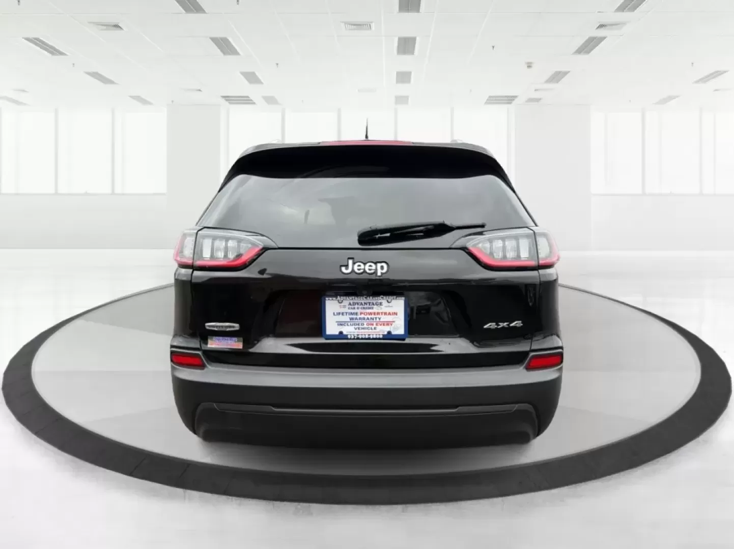 2019 Jeep Cherokee Latitude 4x4 (1C4PJMCB5KD) with an Other engine, located at 4508 South Dixie Dr, Moraine, OH, 45439, (937) 908-9800, 39.689976, -84.218452 - Are you in search of the perfect vehicle to enhance your adventurous lifestyle? Look no further! Advantage Car and Credit in Moraine, OH, presents the ideal ride for those who love exploration and family time alike: the 2019 Jeep Cherokee Latitude 4x4. With its robust capability and family-friendly - Photo#3