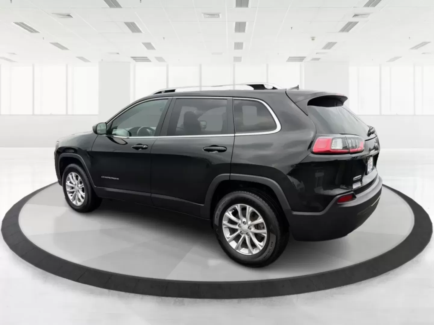 2019 Jeep Cherokee Latitude 4x4 (1C4PJMCB5KD) with an Other engine, located at 4508 South Dixie Dr, Moraine, OH, 45439, (937) 908-9800, 39.689976, -84.218452 - Are you in search of the perfect vehicle to enhance your adventurous lifestyle? Look no further! Advantage Car and Credit in Moraine, OH, presents the ideal ride for those who love exploration and family time alike: the 2019 Jeep Cherokee Latitude 4x4. With its robust capability and family-friendly - Photo#4