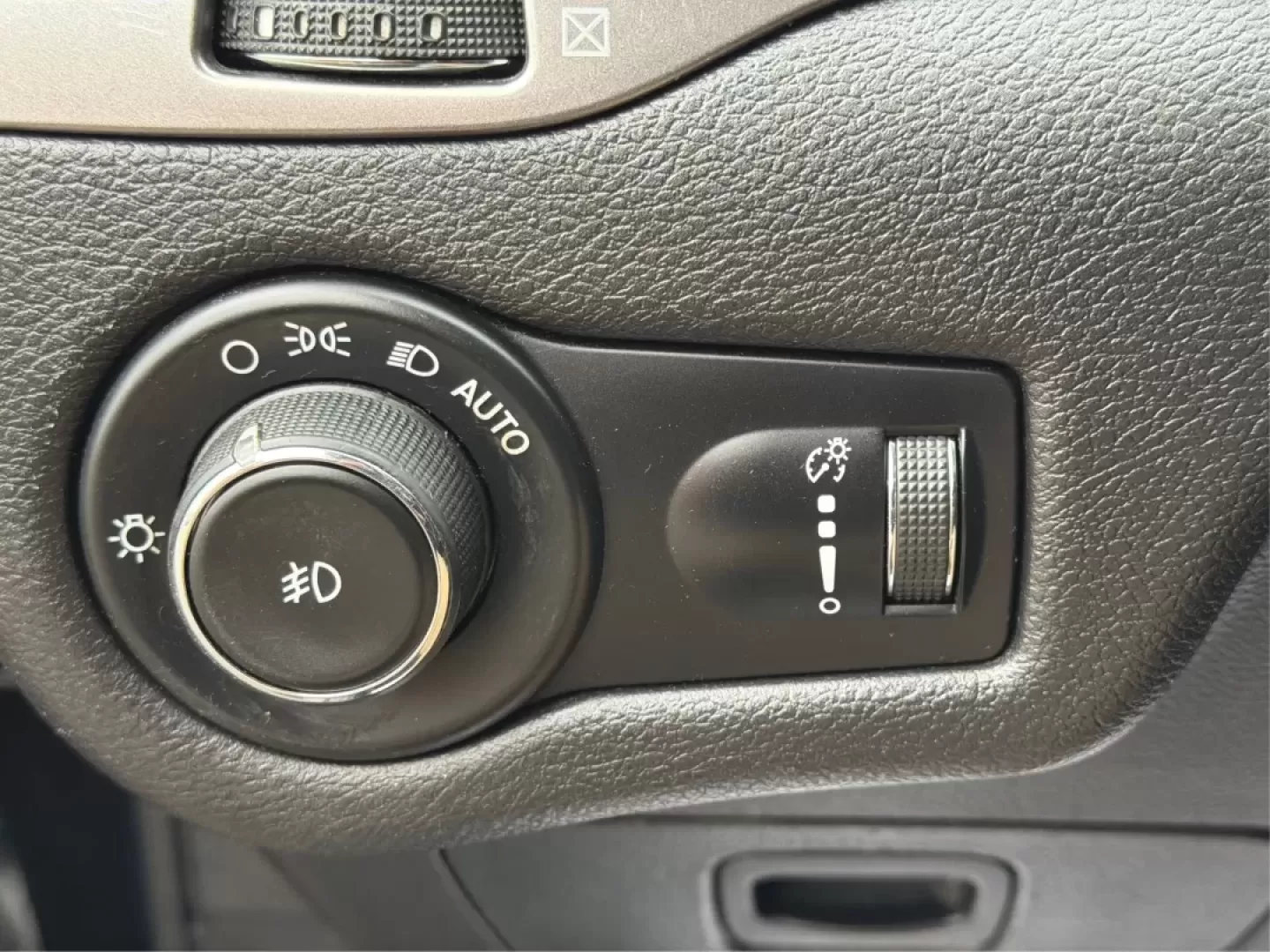 2019 Jeep Cherokee Latitude 4x4 (1C4PJMCB5KD) with an Other engine, located at 4508 South Dixie Dr, Moraine, OH, 45439, (937) 908-9800, 39.689976, -84.218452 - Are you in search of the perfect vehicle to enhance your adventurous lifestyle? Look no further! Advantage Car and Credit in Moraine, OH, presents the ideal ride for those who love exploration and family time alike: the 2019 Jeep Cherokee Latitude 4x4. With its robust capability and family-friendly - Photo#16