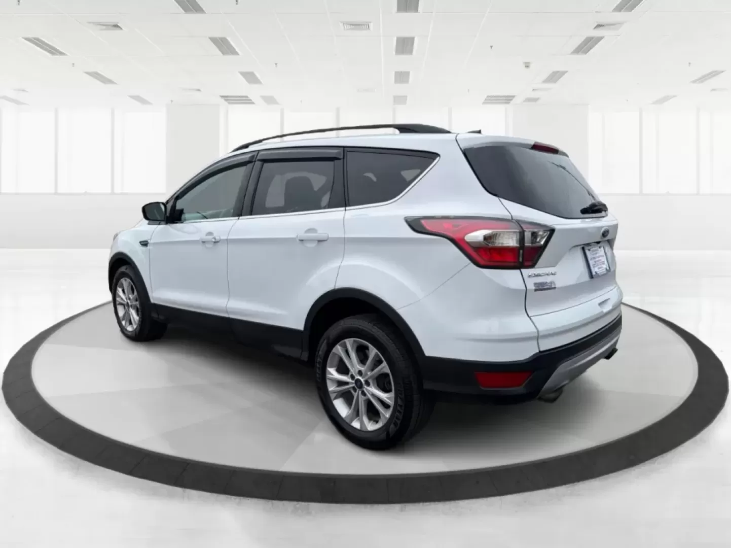 2017 Ford Escape SE (1FMCU0GDXHU) with an 1.5L L4 DOHC 16V engine, 6A transmission, located at 1184 Kauffman Ave, Fairborn, OH, 45324, (937) 908-9800, 39.807072, -84.030914 - ### Discover Your Next Adventure with the 2017 Ford Escape SE at Advantage Car and Credit - Fairborn<br /> <br /> Are you ready to elevate your daily commute or embark on your next weekend adventure? Look no further than the **2017 Ford Escape SE**, now available at **Advantage Car and Credit** in F - Photo#4