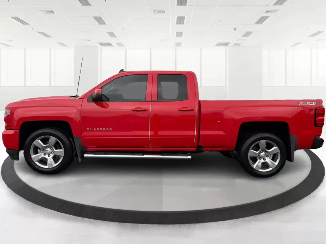 2017 Chevrolet Silverado 1500 2LT (1GCVKREC2HZ) with an EcoTec3 4.3L V-6 gasoline direct injection engine, located at 1184 Kauffman Ave, Fairborn, OH, 45324, (937) 908-9800, 39.807072, -84.030914 - 2017 Chevrolet Silverado 1500 2LT - Photo#5