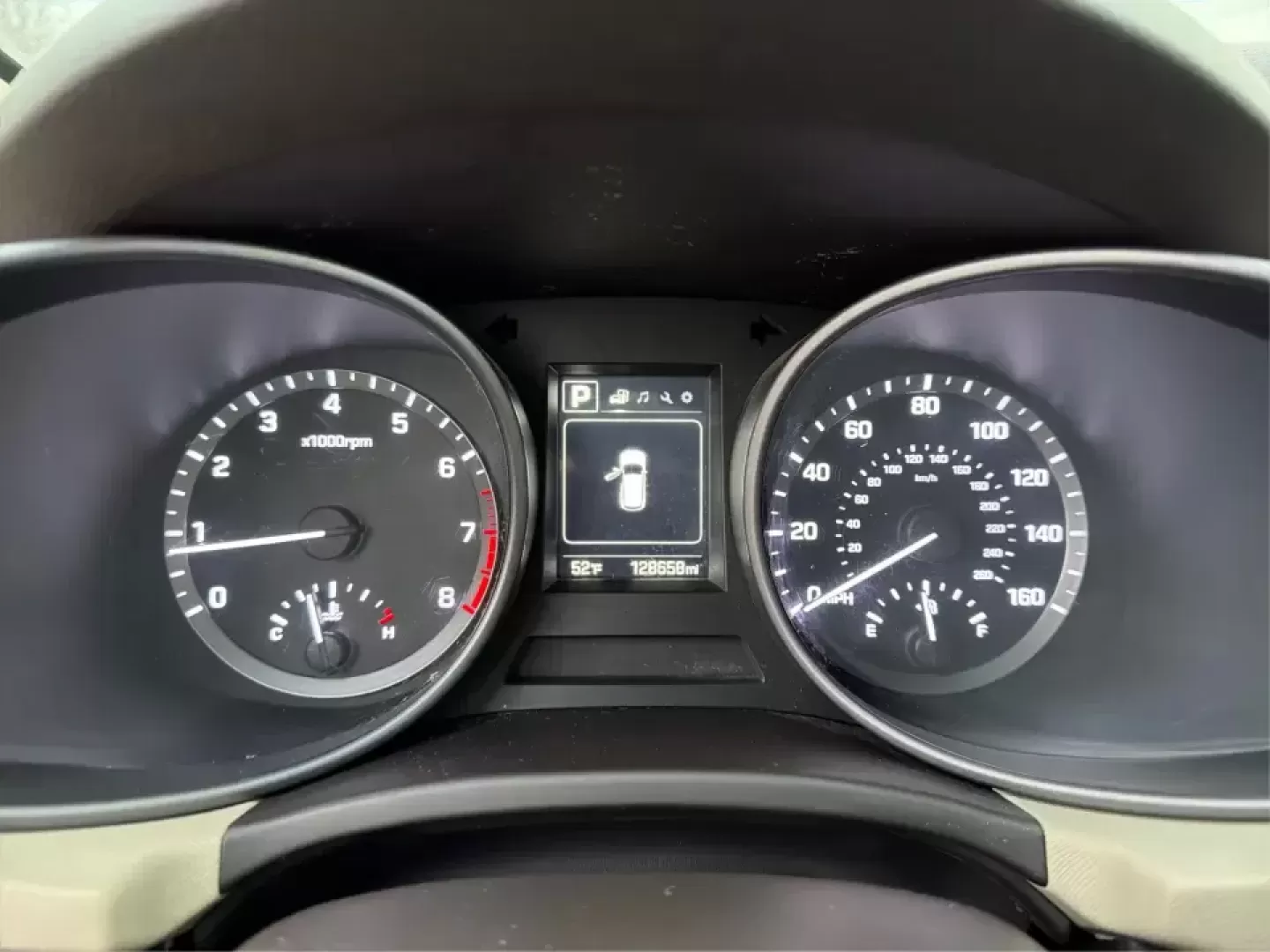 2017 Hyundai Santa Fe 2.4L (5NMZTDLB2HH) with an Theta II 2.4L I-4 gasoline direct injection engine, 6A transmission, located at 4508 South Dixie Dr, Moraine, OH, 45439, (937) 908-9800, 39.689976, -84.218452 - **Elevate Your Family Adventures with the 2017 Hyundai Santa Fe at Advantage Car and Credit!**<br /> <br /> Are you searching for the perfect vehicle to accommodate your growing family or to enhance your weekend getaways? Look no further! The 2017 Hyundai Santa Fe is a versatile and spacious SUV des - Photo#15