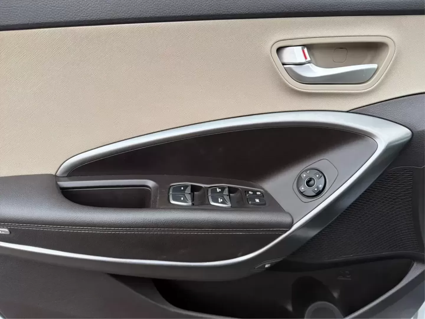 2017 Hyundai Santa Fe 2.4L (5NMZTDLB2HH) with an Theta II 2.4L I-4 gasoline direct injection engine, 6A transmission, located at 4508 South Dixie Dr, Moraine, OH, 45439, (937) 908-9800, 39.689976, -84.218452 - **Elevate Your Family Adventures with the 2017 Hyundai Santa Fe at Advantage Car and Credit!**<br /> <br /> Are you searching for the perfect vehicle to accommodate your growing family or to enhance your weekend getaways? Look no further! The 2017 Hyundai Santa Fe is a versatile and spacious SUV des - Photo#17