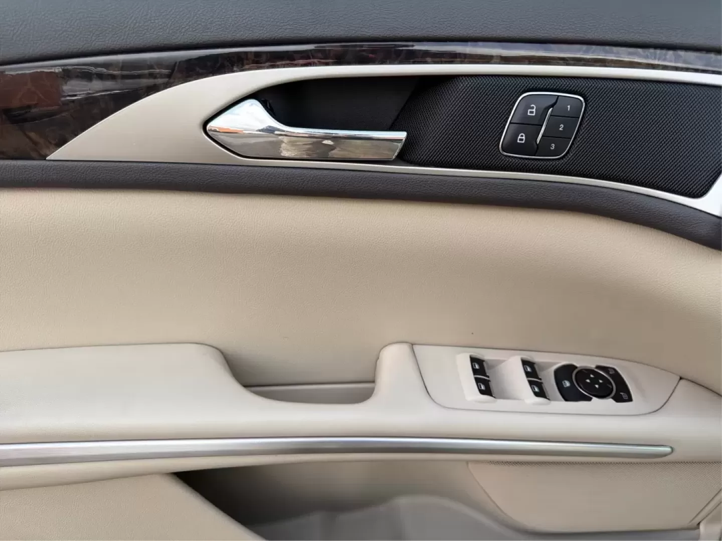 2016 Lincoln MKZ Base (3LN6L2G96GR) with an 2.0L L4 DOHC 16V engine, 6A transmission, located at 880 E. National Road, Vandalia, OH, 45377, (937) 908-9800, 39.891918, -84.183594 - **Elevate Your Commuting Experience with the 2016 Lincoln MKZ at Advantage Car and Credit - Vandalia!**<br /> <br /> Are you ready to transform your daily commute into a luxurious experience? The 2016 Lincoln MKZ is the perfect blend of sophistication and performance, ideal for those who refuse to c - Photo#19