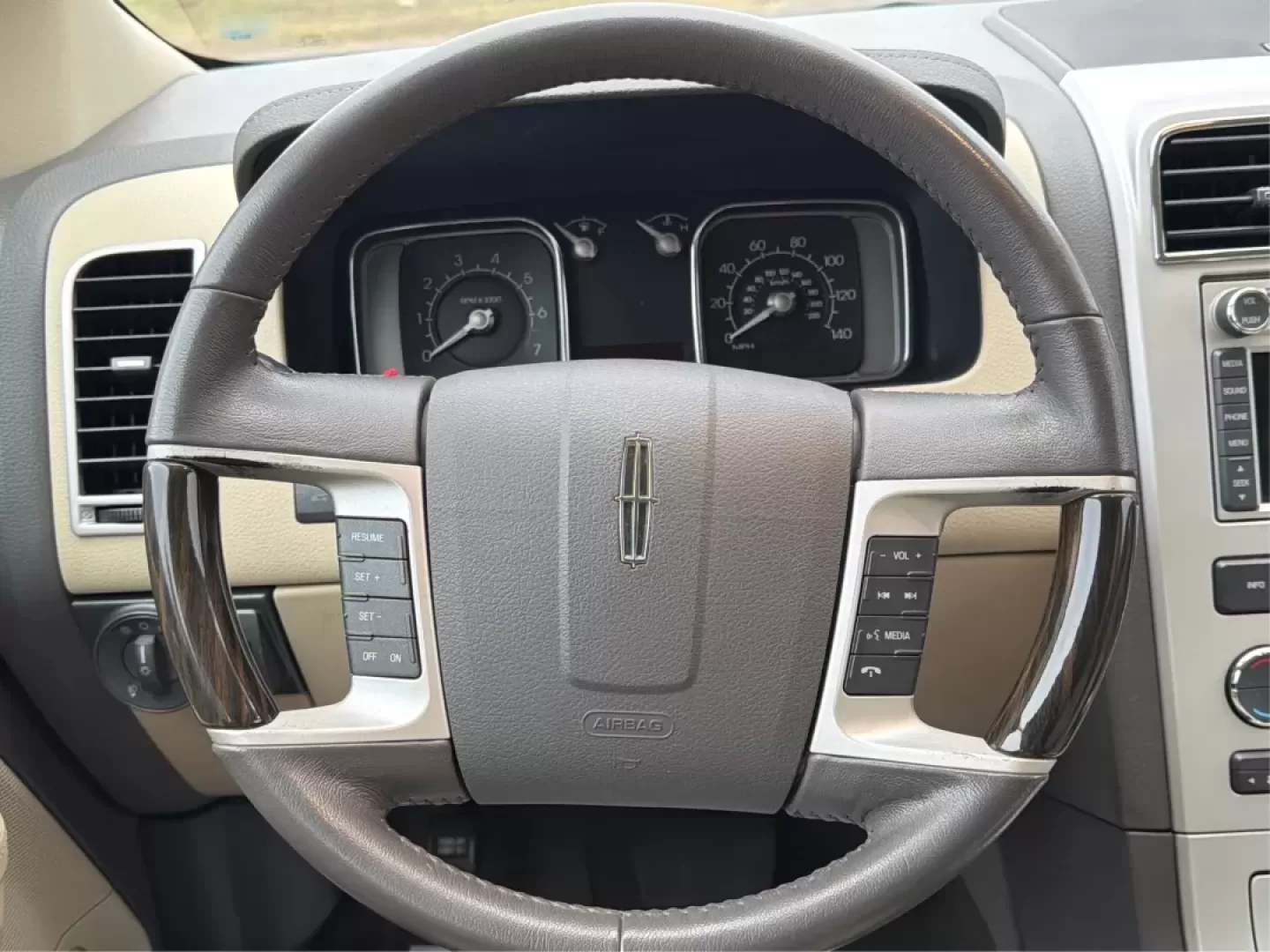 2008 Lincoln MKX Base (2LMDU88CX8B) with an Other engine, located at 1184 Kauffman Ave, Fairborn, OH, 45324, (937) 908-9800, 39.807072, -84.030914 - **Discover Luxury and Comfort with the 2008 Lincoln MKX at Advantage Car and Credit in Fairborn, OH!**<br /> <br /> Are you in the market for a vehicle that seamlessly combines elegance, comfort, and reliability? Look no further than the stunning 2008 Lincoln MKX available at Advantage Car and Credi - Photo#14