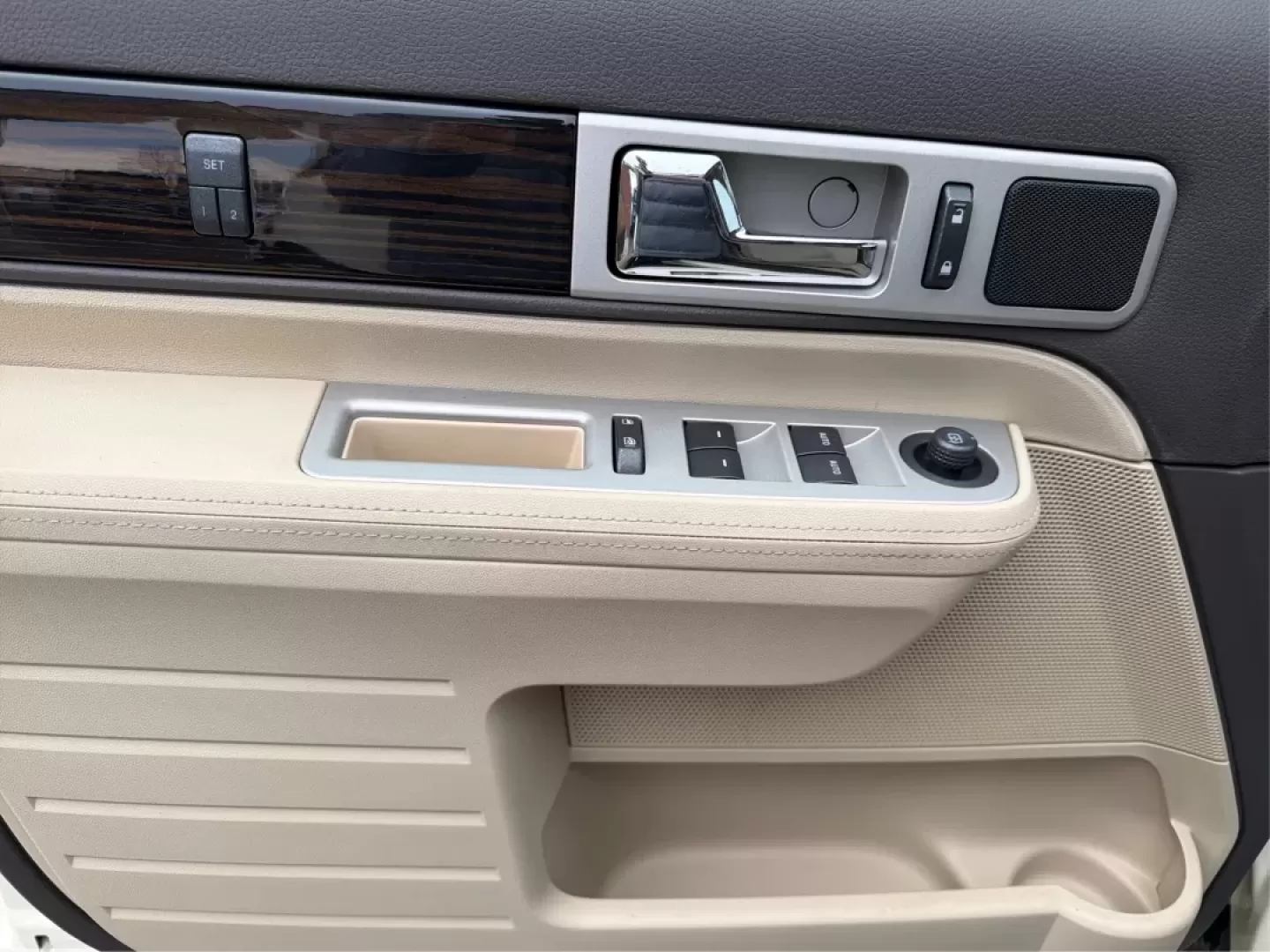 2008 Lincoln MKX Base (2LMDU88CX8B) with an Other engine, located at 1184 Kauffman Ave, Fairborn, OH, 45324, (937) 908-9800, 39.807072, -84.030914 - **Discover Luxury and Comfort with the 2008 Lincoln MKX at Advantage Car and Credit in Fairborn, OH!**<br /> <br /> Are you in the market for a vehicle that seamlessly combines elegance, comfort, and reliability? Look no further than the stunning 2008 Lincoln MKX available at Advantage Car and Credi - Photo#17