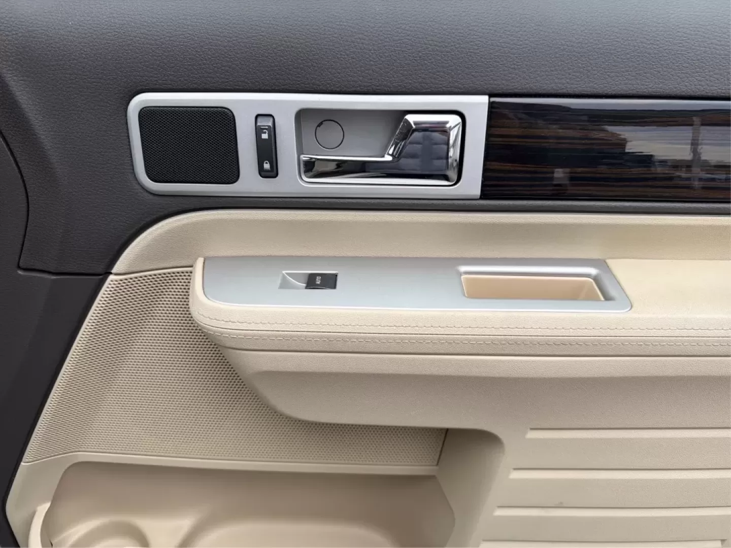 2008 Lincoln MKX Base (2LMDU88CX8B) with an Other engine, located at 1184 Kauffman Ave, Fairborn, OH, 45324, (937) 908-9800, 39.807072, -84.030914 - **Discover Luxury and Comfort with the 2008 Lincoln MKX at Advantage Car and Credit in Fairborn, OH!**<br /> <br /> Are you in the market for a vehicle that seamlessly combines elegance, comfort, and reliability? Look no further than the stunning 2008 Lincoln MKX available at Advantage Car and Credi - Photo#18