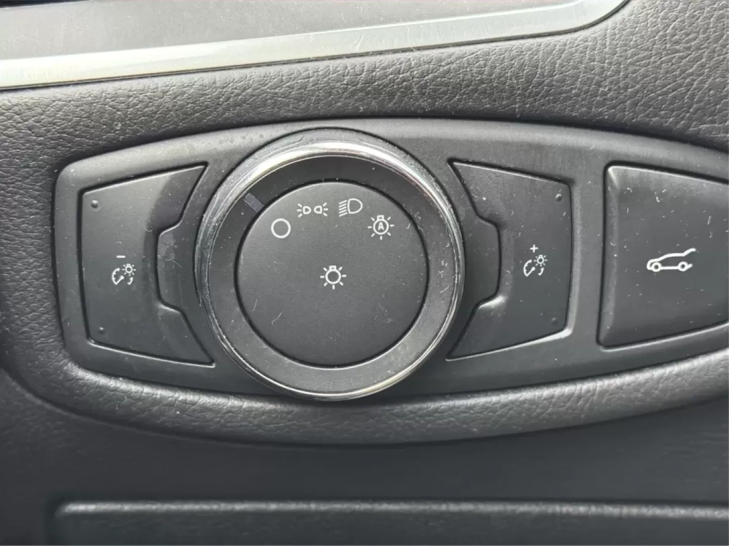 2015 Ford Edge Titanium (2FMTK3K89FB) with an 3.5L V6 DOHC 24V engine, 6A transmission, located at 8750 N County Rd 25A, Piqua, OH, 45356, (937) 908-9800, 40.164391, -84.232513 - **Explore New Horizons with the 2015 Ford Edge Titanium at Advantage Car and Credit**<br /> <br /> If you're on the hunt for a versatile SUV that can handle anything from daily commutes to weekend adventures, look no further than the 2015 Ford Edge Titanium. This sporty utility vehicle is the perfec - Photo#17