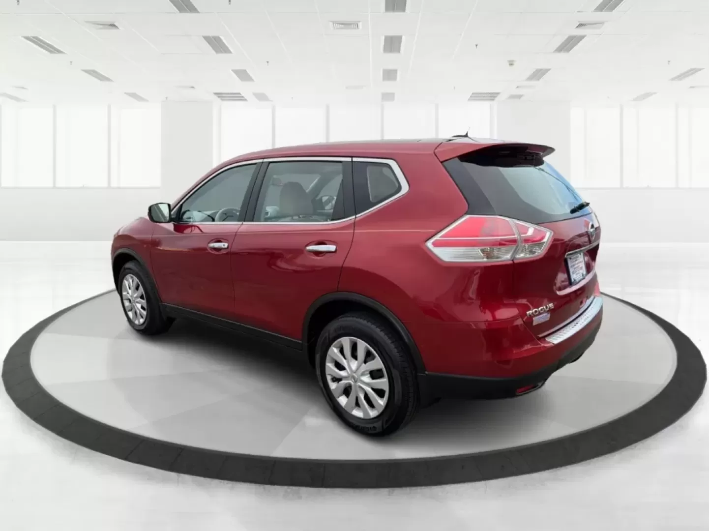 2015 Nissan Rogue S (KNMAT2MT8FP) with an 2.5L I-4 DOHC engine, Continuously Variable Transmission transmission, located at 880 E. National Road, Vandalia, OH, 45377, (937) 908-9800, 39.891918, -84.183594 - **Discover Your Next Adventure with the 2015 Nissan Rogue at Advantage Car and Credit - Piqua**<br /> <br /> Are you ready to elevate your family outings, weekend getaways, or daily commutes? Look no further than the stunning 2015 Nissan Rogue, available now at Advantage Car and Credit, your trusted - Photo#4