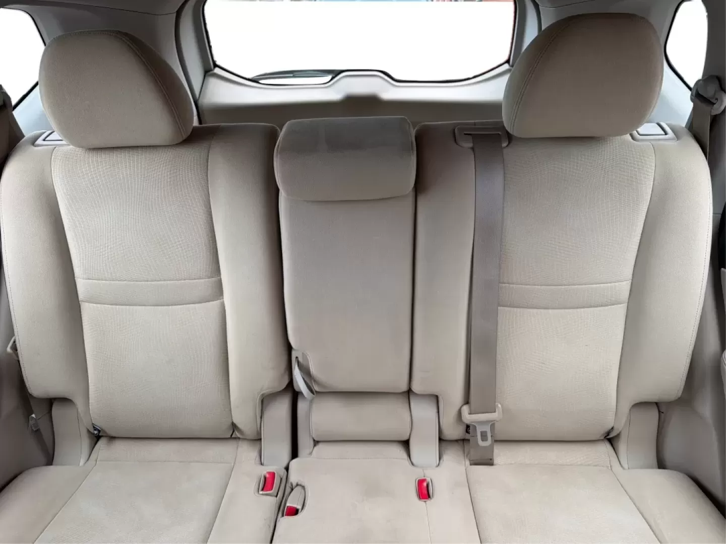 2015 Nissan Rogue S (KNMAT2MT8FP) with an 2.5L I-4 DOHC engine, Continuously Variable Transmission transmission, located at 880 E. National Road, Vandalia, OH, 45377, (937) 908-9800, 39.891918, -84.183594 - **Discover Your Next Adventure with the 2015 Nissan Rogue at Advantage Car and Credit - Piqua**<br /> <br /> Are you ready to elevate your family outings, weekend getaways, or daily commutes? Look no further than the stunning 2015 Nissan Rogue, available now at Advantage Car and Credit, your trusted - Photo#14