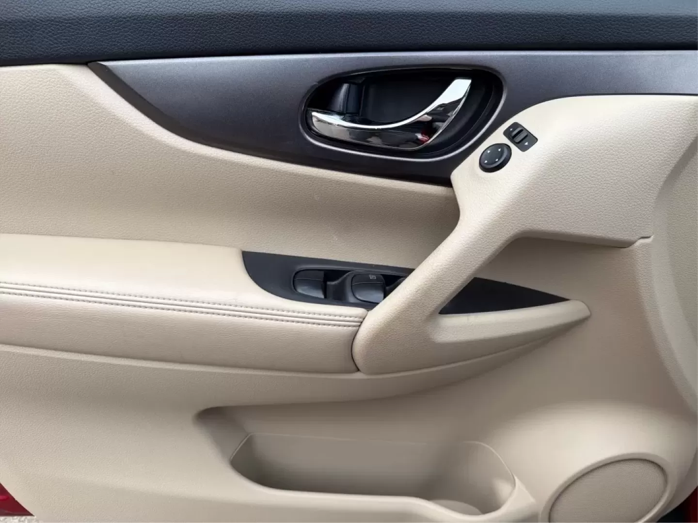 2015 Nissan Rogue S (KNMAT2MT8FP) with an 2.5L I-4 DOHC engine, Continuously Variable Transmission transmission, located at 880 E. National Road, Vandalia, OH, 45377, (937) 908-9800, 39.891918, -84.183594 - **Discover Your Next Adventure with the 2015 Nissan Rogue at Advantage Car and Credit - Piqua**<br /> <br /> Are you ready to elevate your family outings, weekend getaways, or daily commutes? Look no further than the stunning 2015 Nissan Rogue, available now at Advantage Car and Credit, your trusted - Photo#17